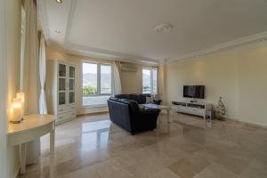 Image of Orient Hill garden and mountain view