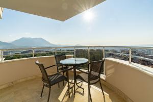 Image of 4+1 Sea and Castle view