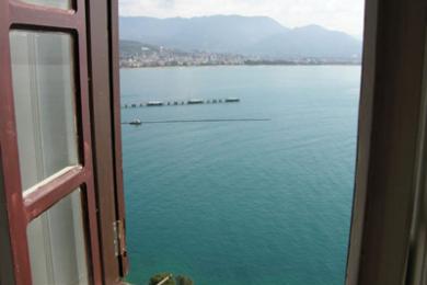 Alanya mulkidagi yog'och taxtali, panjarali va ajoyib dengiz va tog' manzarali balkon.