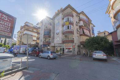Yorug' kvartiraning balkonga chiqadigan mehmonxonasi, O'rta er dengizi muhitida qulay o'rindiqlar va quyoshli manzaralarni namoyish etadi.