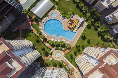 Alanya mulkidagi tol mebelli balkon yorqin, quyoshli shahar manzaralarini va xotirjam muhitni taklif etadi.