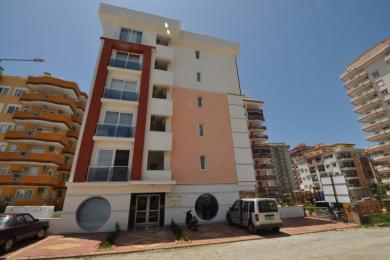 Yorug' Alanya mehmonxonasi divan, ovqat stoli va balkon chiqish joyiga ega bo'lib, qulay muhit yaratadi.