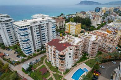 Alanya nekretnina dnevni boravak s udobnim sjedenjem, blagovaonicom, svijetlim prozorima i toplom, ugodnom atmosferom.