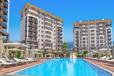 Spavaća soba u Alanyi s dva kreveta za jednu osobu, mekim prirodnim svjetlom, umjetničkim djelima s ribama i umirujućom, neutralnom paletom boja.