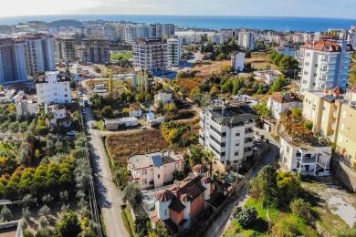 Alanya nekretnina, dnevni boravak s mramornim podovima, kaminom, ukrasnim lukovima i neutralnom, svijetlom i prozračnom atmosferom.