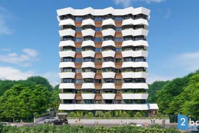 Alanya mənzilinin ağ kərpiç divarlı, müasir rəfləri, parlaq minimalist dekoru və mərmər döşəmələri olan qonaq otağı.