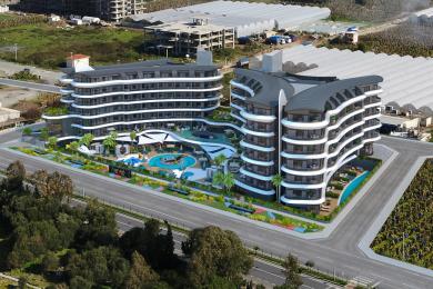 Alanya mulkidagi zamonaviy qandil, marmar aksanlar va qulay, neytral rangdagi o'rindiqlarga ega yashash xonasi, tabiiy yorug'lik bilan.
