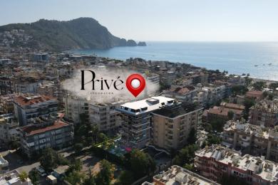 Moderne eetruimte in een woning in Alanya met marmeren tafel, strakke verlichting en toegang tot het balkon, waardoor een heldere, stijlvolle sfeer ontstaat.