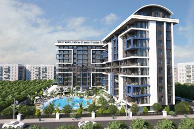 Alanya onroerend goed woonkamer met marmeren muren, moderne verlichting en een heldere, luxueuze sfeer met grote ramen.