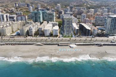 Yorqin Alanya mehmonxonasi поладан шифтгача бўлган деразалар орқали юмшоқ пушти диван ва океаннинг кенг кўринишига эга.