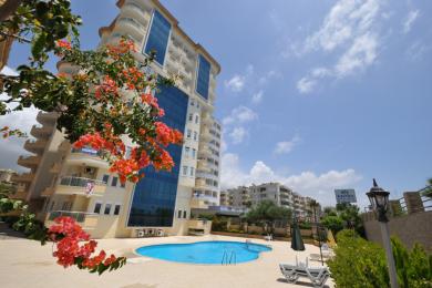 Yorqin Alanya mehmonxonasi charm o'rindiqlar, yog'och aksanlar, kafel pol va qulay muhit yaratadigan tabiiy yorug'lik bilan.