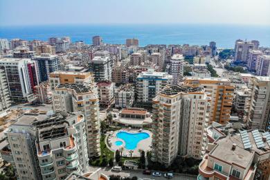 Alanya mulkidagi kafel qoplamali, zanglamaydigan po'latdan yasalgan panjarali va ajoyib shahar va tog' manzaralariga ega balkon.