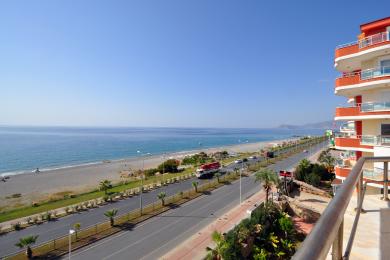Alanya ingatlan erkélyéről kilátás nyílik a strandra, a tengerpartra és a világos, napos légkörre.