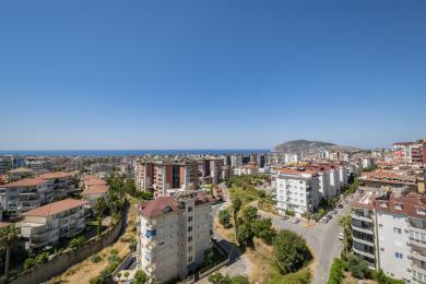 Alanya mulkidan shahar silueti, O'rta yer dengizi va tiniq moviy osmonning ko'rinishi.