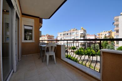 Alanya mulkidagi kafel qoplamali, temir panjarali va yorug', quyoshli muhitli balkon.