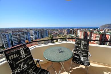 Alanya mulkidagi shahar va dengiz manzarali balkon, tashqi o'rindiqlar va yorqin, quyoshli muhitga ega.