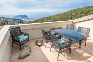 Alanya mulkidagi rattan mebellar, marmar pollari va ajoyib tog 'va dengiz manzaralari bilan jihozlangan balkon, dam olish muhitini yaratadi.