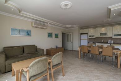 Alanya eign: Opið skipulag á stofu og eldhúsi með flísalögðum gólfum, hlutlausum innréttingum og þægilegu, aðlaðandi andrúmslofti.