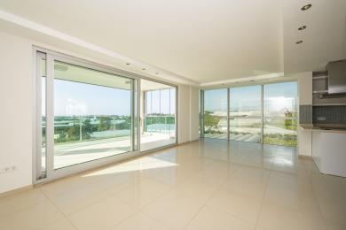 Yorug' Alanya kvartirasining yashash xonasi, kafel pollari, poldan shiftgacha bo'lgan derazalar va manzarali ko'rinishga ega balkon.