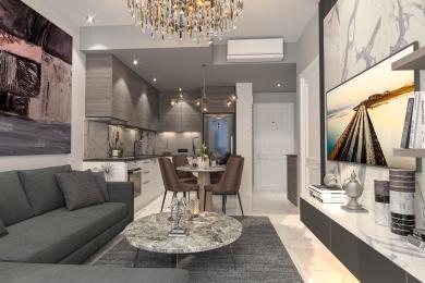 Alanja apartman dnevna soba sa mermernim detaljima, moderna kuhinja i elegantni luster koji stvaraju svetlu, sofisticiranu atmosferu.