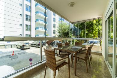 Alanya mulki: yorug ', o'ralgan balkon, rattan mebellari va shisha devorlari bilan, dam olish uchun ovqatlanish joyini taklif etadi.