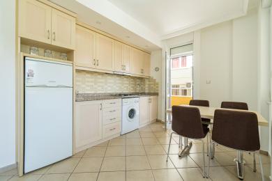 آشپزخانه ملک آلانیا دارای کابینت های چوبی روشن، میزهای گرانیتی، بک اسپلش کاشی کاری شده و قسمت غذاخوری با نور طبیعی است.