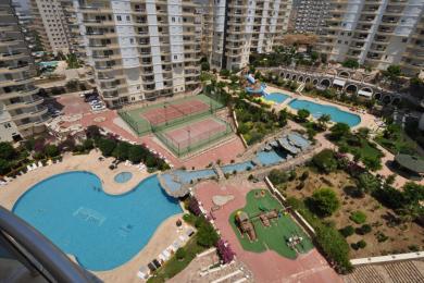 Alanya mulki bir nechta basseyn, tennis kortlari, o'yin maydonchasi va obodonlashtirilgan bog'larga ega bo'lib, hashamatli kurort uslubidagi muhitni taklif etadi.