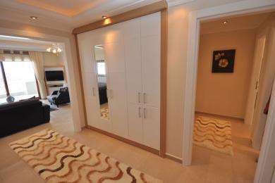 Alanya mulkidagi katta oq shkaf va iliq yoritgichli yo'lak.