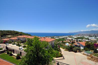 Nekretnina u Alanji se može pohvaliti zadivljujućim pogledom na more s balkona, prikazujući svijetli, sunčani mediteranski život.