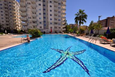 Hashamatli Alanya ta'til uyi majmuasi katta suzish havzasi va dam olish muhiti bilan.