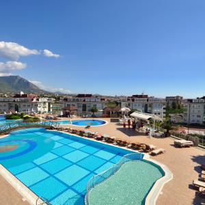 Casele de vacanță din Alanya au vedere spre un complex mare de piscine cu vedere la munte, perfecte pentru o vacanță turcească relaxantă.