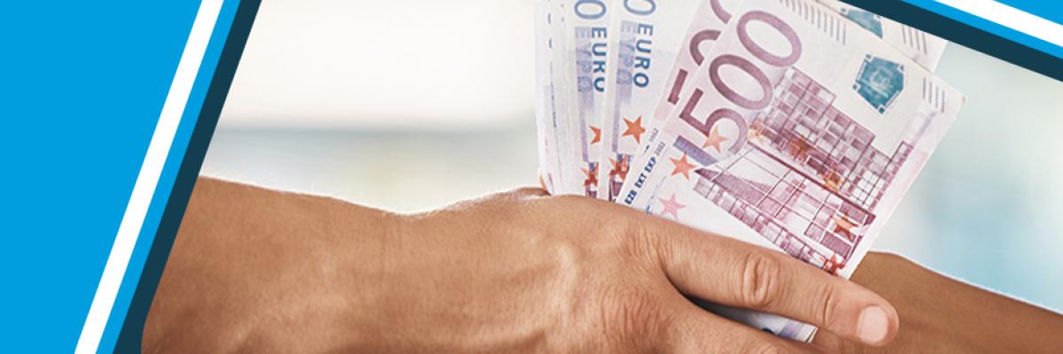 Euroseteleitä vaihdetaan kättelyssä, mikä edustaa sijoitusta Alanyan loma-asuntoihin.