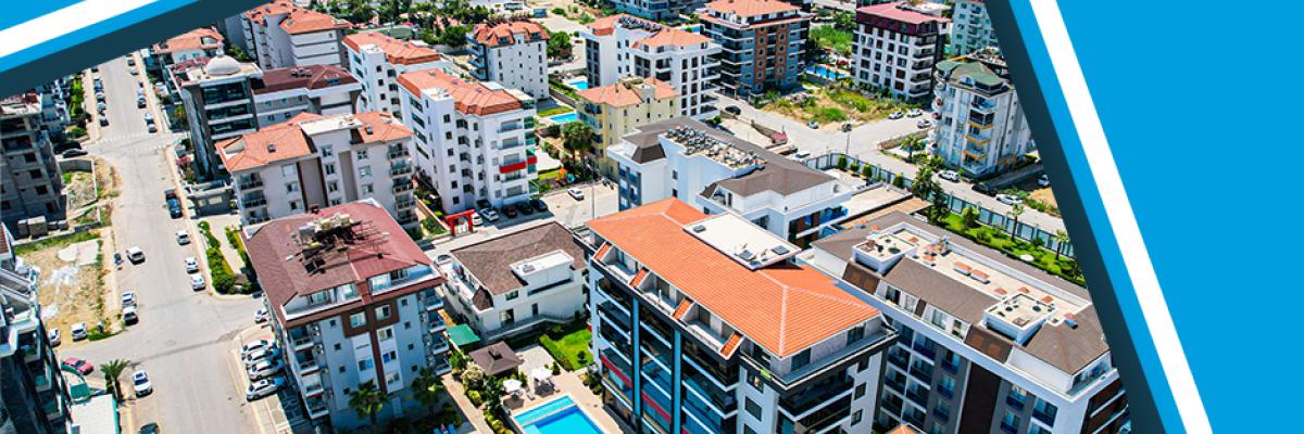 Alanya, Turkki: Ilmakuva loma-asunnoista uima-altailla lähellä rantaa, tarjoten rennon ilmapiirin.