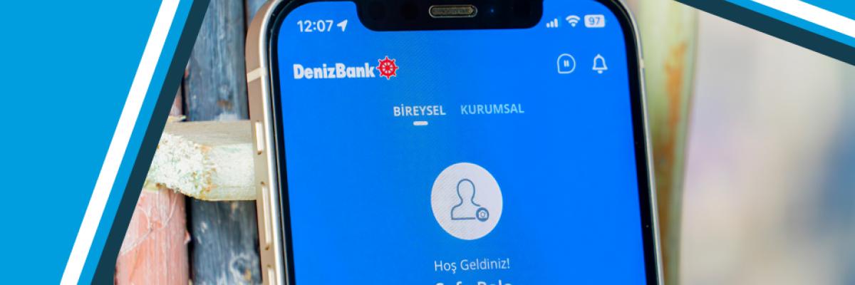 برنامه بانکداری موبایل DenizBank روی یک تلفن، مفید برای مدیریت امور مالی در حین لذت بردن از تعطیلات آلانیا.