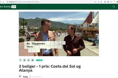Alanya, Törökország: Két férfi sétál a kikötőben, a háttérben hegyek és egy hajó látható.