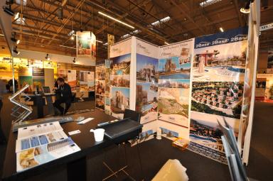 Alanya atostogų namai, demonstruojami su nuostabiu vilos ir kurorto vaizdais.