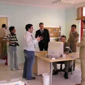 Alanya daşınmaz əmlak mütəxəssisləri müasir ofisdə tətil evi imkanlarını müzakirə edirlər.