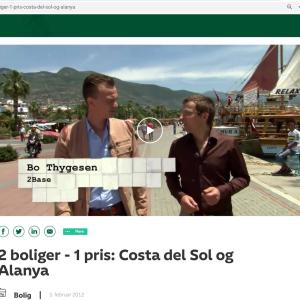 Alanya, Turska: Dva muškarca šetaju duž luke s planinama i brodom u pozadini.